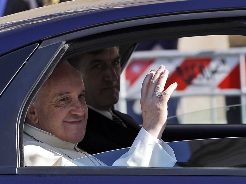 Đức Giáo Hoàng Francis vẫy chào cho các tín hữu từ băng ghế sau của chiếc xe của mình khi rời cung điện Tổng thống Quirinale